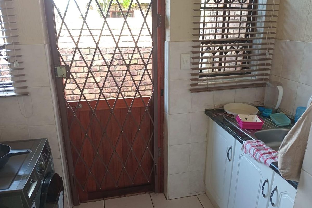 Charming Facebrick Simplex with Practical Comforts & Timeless Appeal - Photo 3