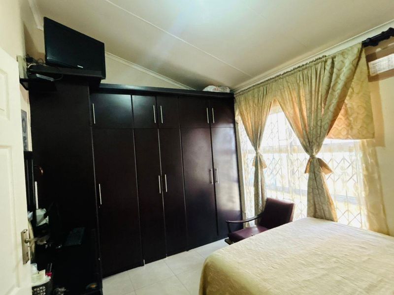 4 bedroom House with 2 bathrooms( en suite plus normal) at Newlands West - Photo 8