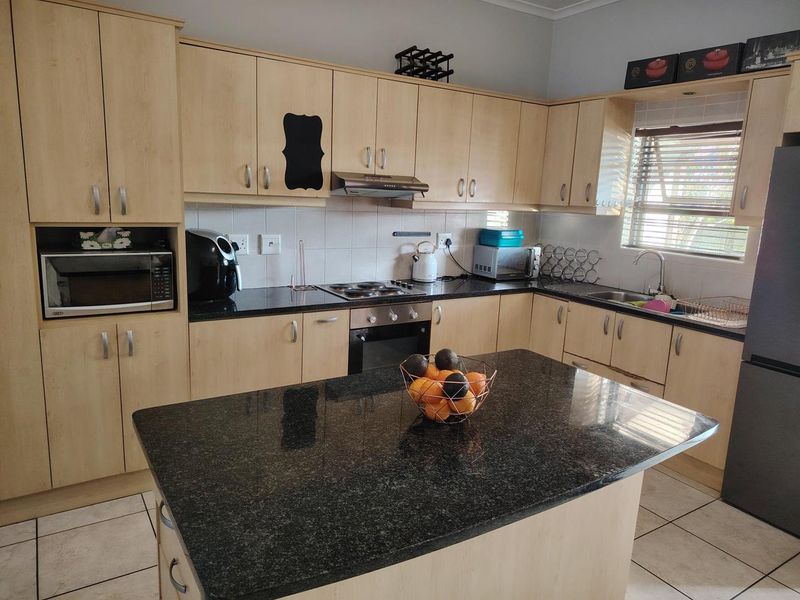 Three-bedroom townhouse in a secure gated complex in Vredenberg Bellville. - Photo 3