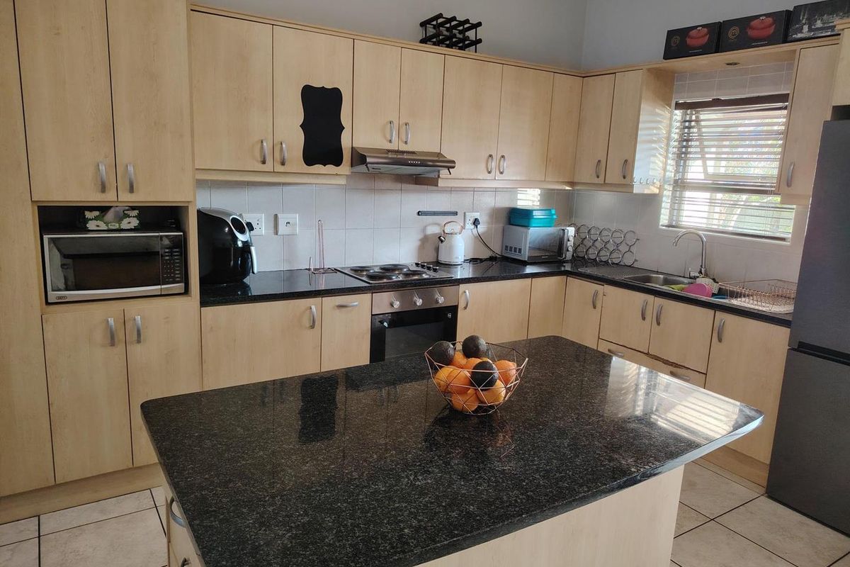 Three-bedroom townhouse in a secure gated complex in Vredenberg Bellville. - Photo 3