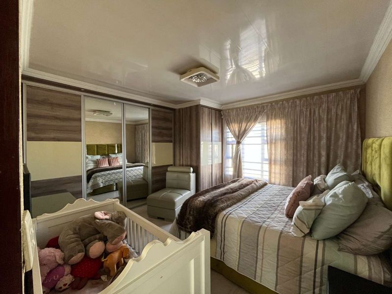 Exceptional 3-Bedroom Home with Solar, Office & Premium Finishes - Photo 9