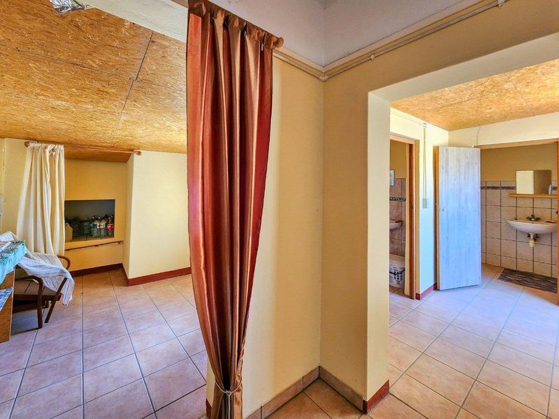 Uis:  3 Bedr Older home is for sale - Photo 8