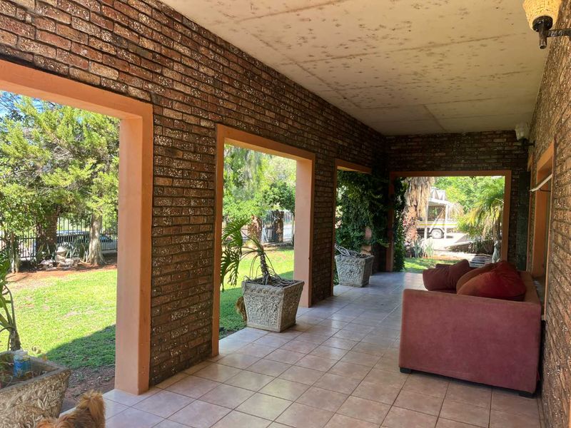 Elegant Double-Storey Family Home in a Prestigious Neighbourhood - Photo 7