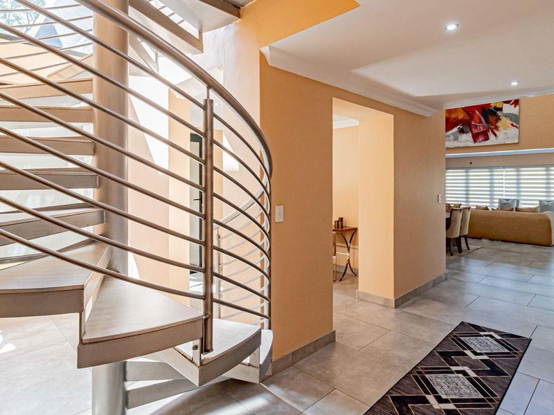 Elegant 4 Bedroom Home on the Greenbelt-The Hills Game Reserve Estate - Photo 4