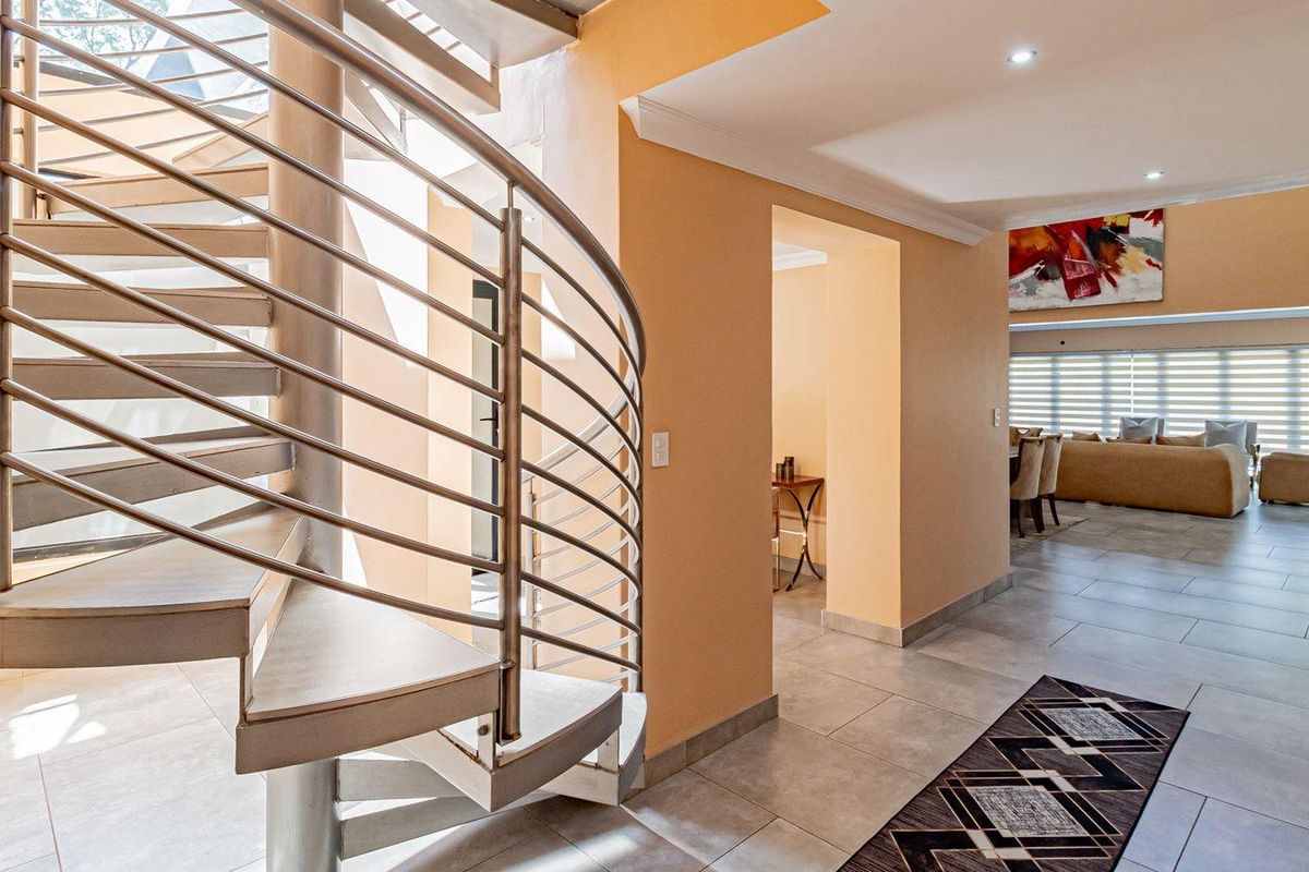 Elegant 4 Bedroom Home on the Greenbelt-The Hills Game Reserve Estate - Photo 4