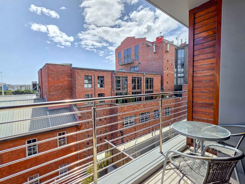 Unlock City Living & Returns | Balcony | Park Bay | Pool & Airbnb Potential - Photo 3