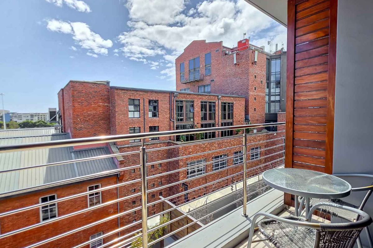 Unlock City Living & Returns | Balcony | Park Bay | Pool & Airbnb Potential - Photo 3