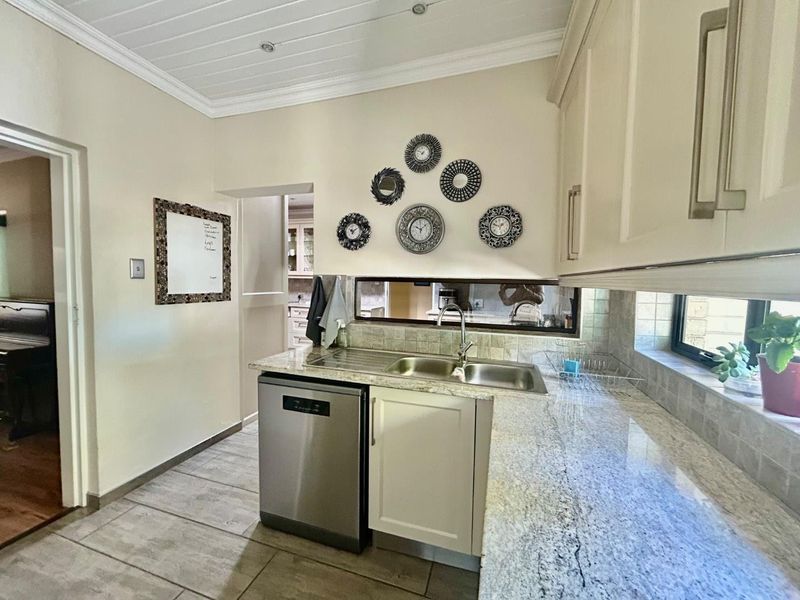 Charming family home on a corner stand, near popular schools and the University. - Photo 8