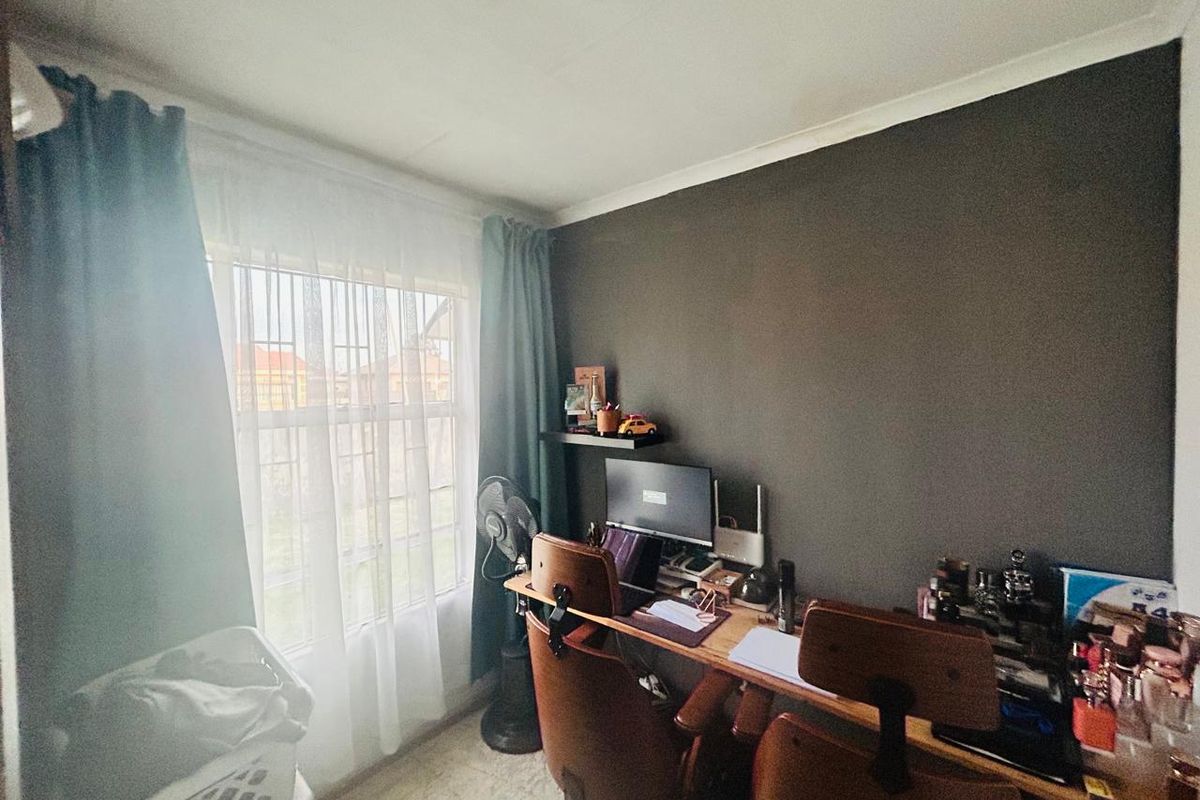 Charming 3-Bedroom Home - Photo 4