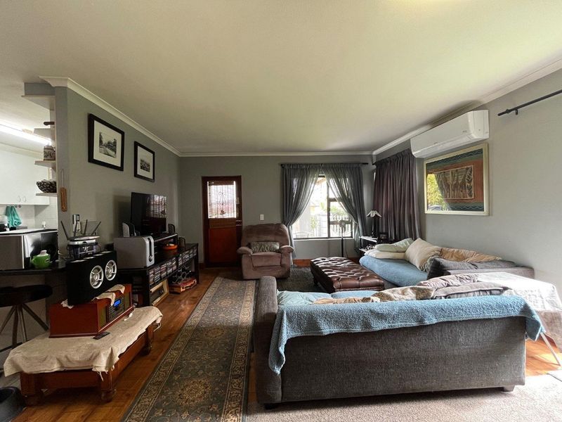 Prime Location: Impeccable Family Home for Sale - Photo 6