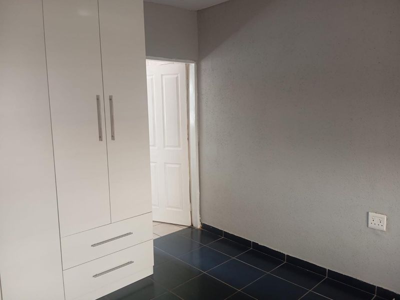 One bedroom Cottage in Kensington - Photo 6