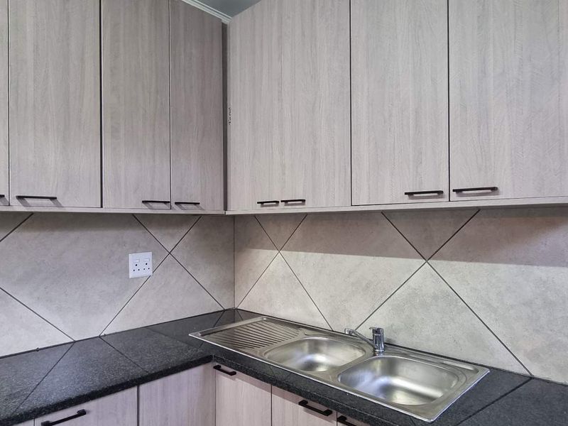 TURNKEY TOWNHOUSE LIVING- A MUST SEE! - Photo 10