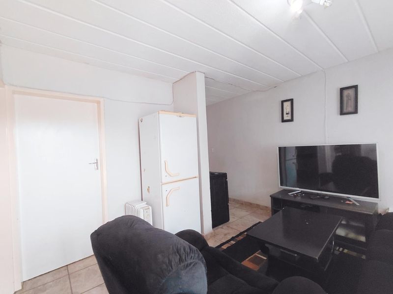 Charming Ground Floor Unit: Comfort & Convenience Await!" - Photo 4