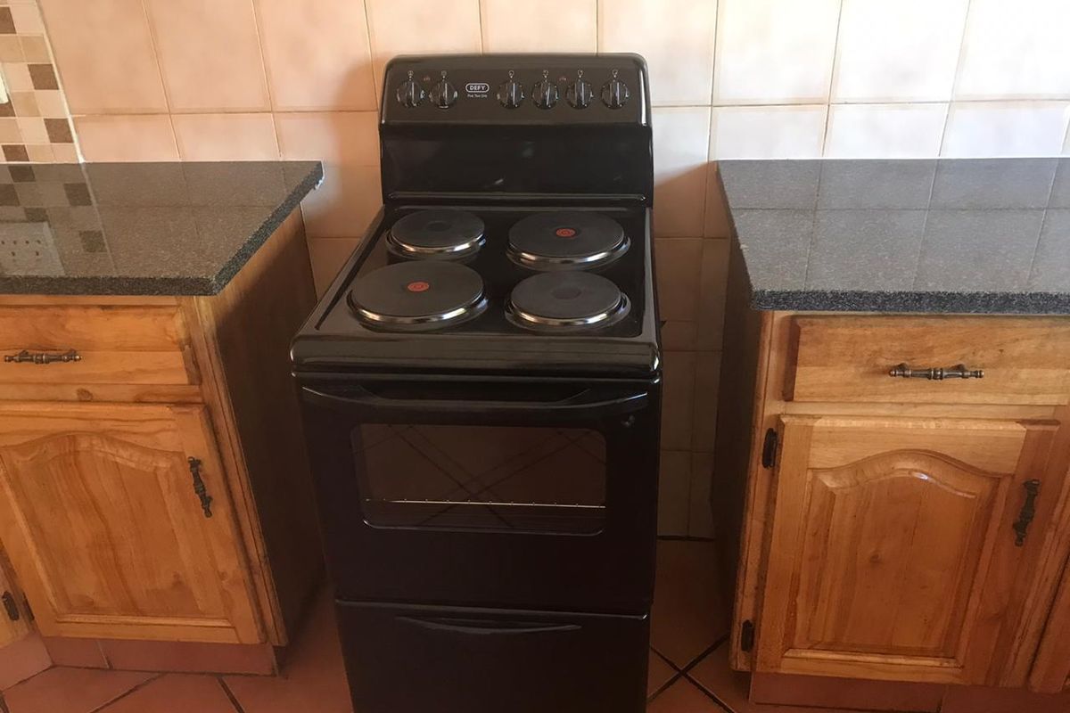 Neat 2 bedroom first floor townhouse - Photo 5