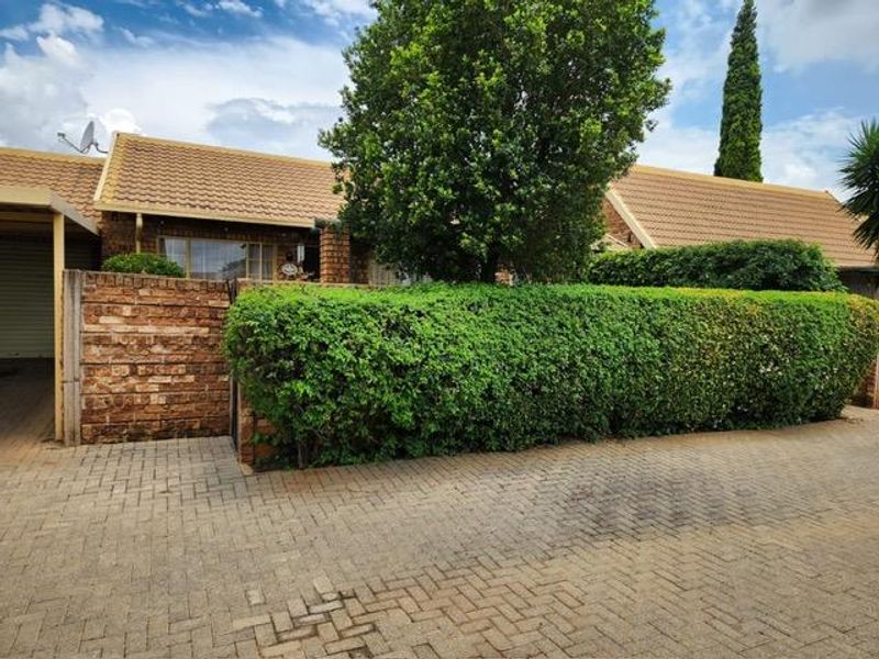 2 Bedroom Townhouse in Rooihuiskraal North - Photo 4
