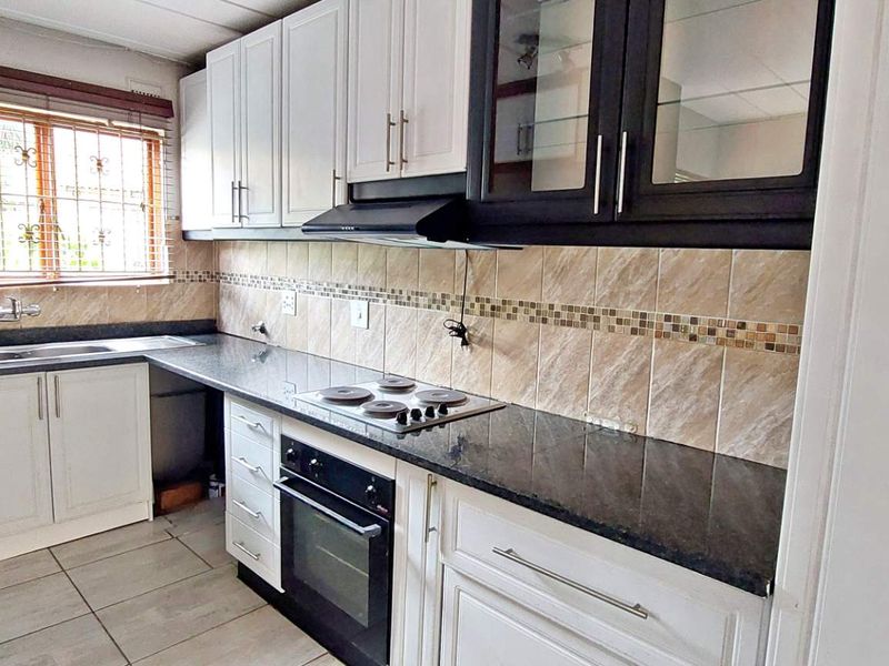 Exquisite Duplex: Modern Comfort Meets Style - Photo 3