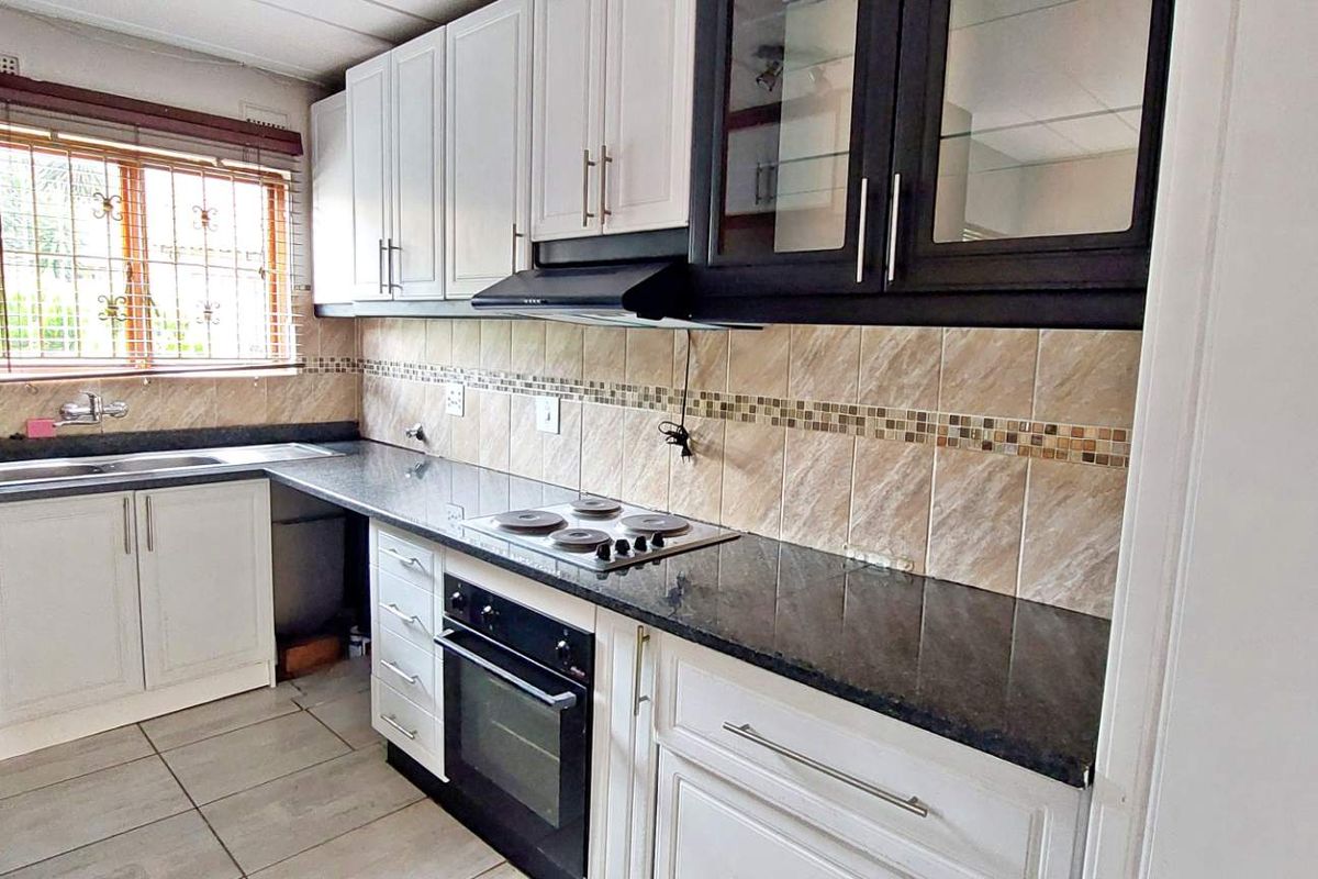 Exquisite Duplex: Modern Comfort Meets Style - Photo 3