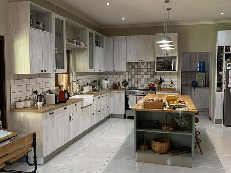 Escape to Tranquility: Spacious Home with Flat & Entertainment - Photo 3
