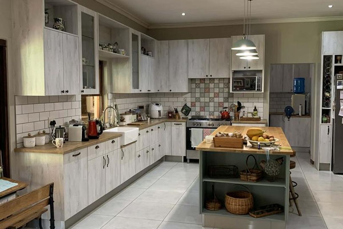 Escape to Tranquility: Spacious Home with Flat & Entertainment - Photo 3