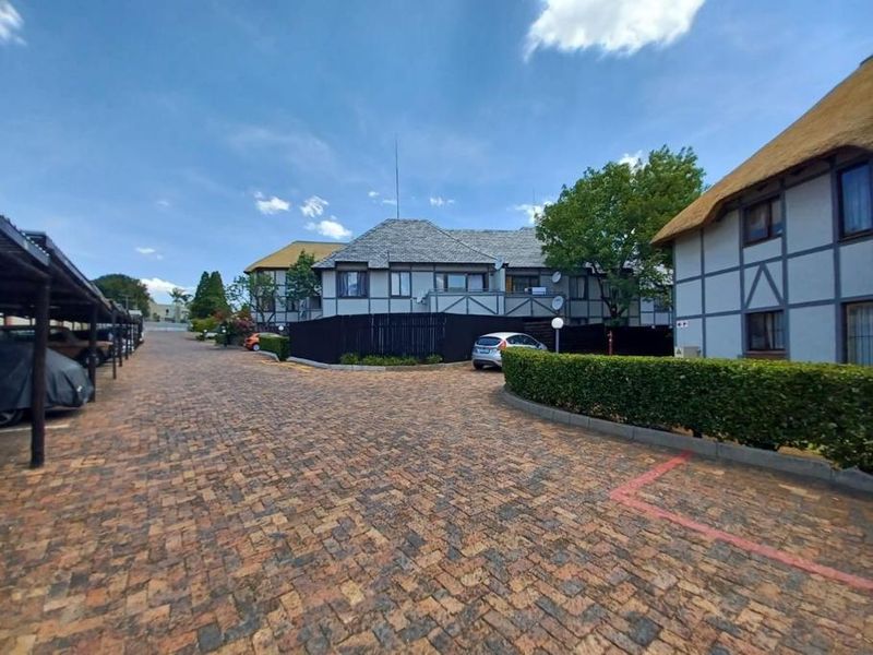 2 Bedroom House in Sunninghill - Photo 6
