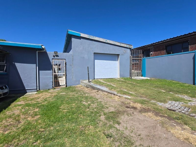 Charming 3-Bedroom House with Expansive Braai Area and Secure Living! Gansbaai CBD - Photo 5
