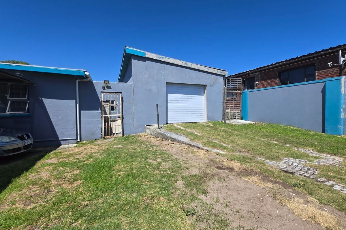 Charming 3-Bedroom House with Expansive Braai Area and Secure Living! Gansbaai CBD - Photo 5