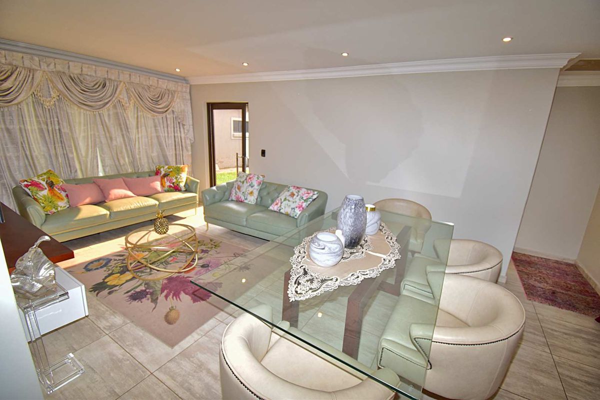 Stunning Modern Home in Savanna Estate - Photo 4