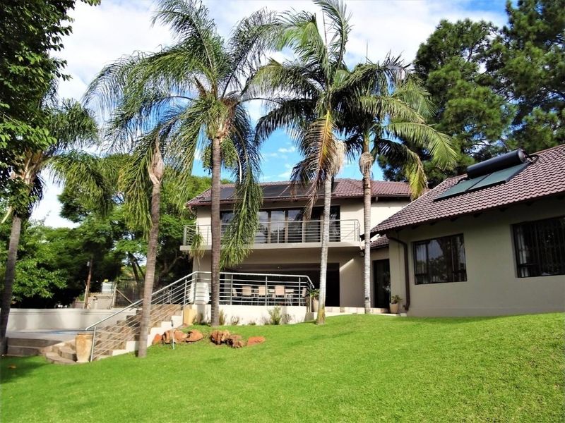 Spacious Luxury Living: 4-Bedroom Home with Separate 2-Bedroom Garden Cottage in Waterkloof - Photo 2