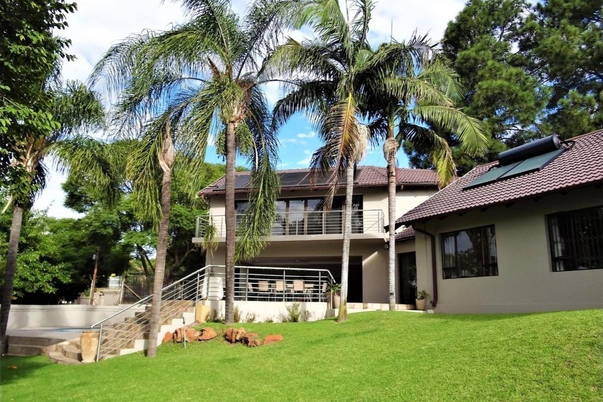 Spacious Luxury Living: 4-Bedroom Home with Separate 2-Bedroom Garden Cottage in Waterkloof - Photo 2