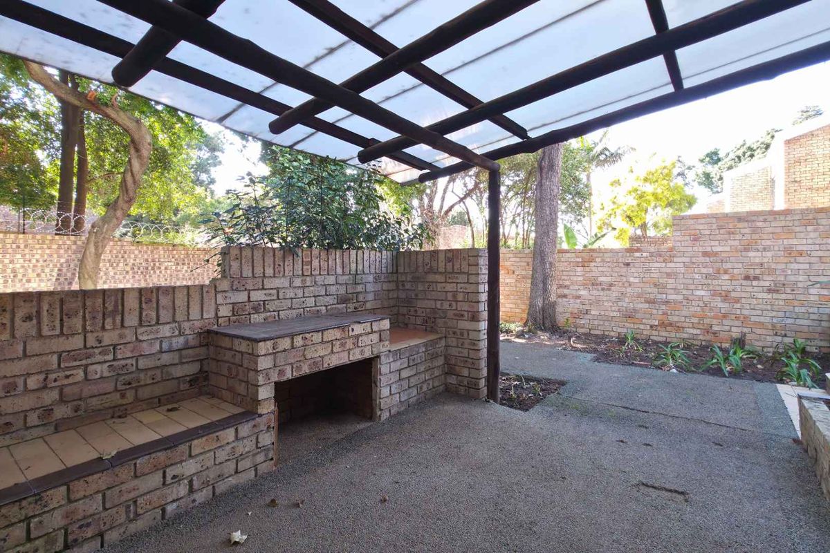 Refurbished Spacious 3 Bedroom Duplex Sandton Townhouses With Private Garden - Photo 2