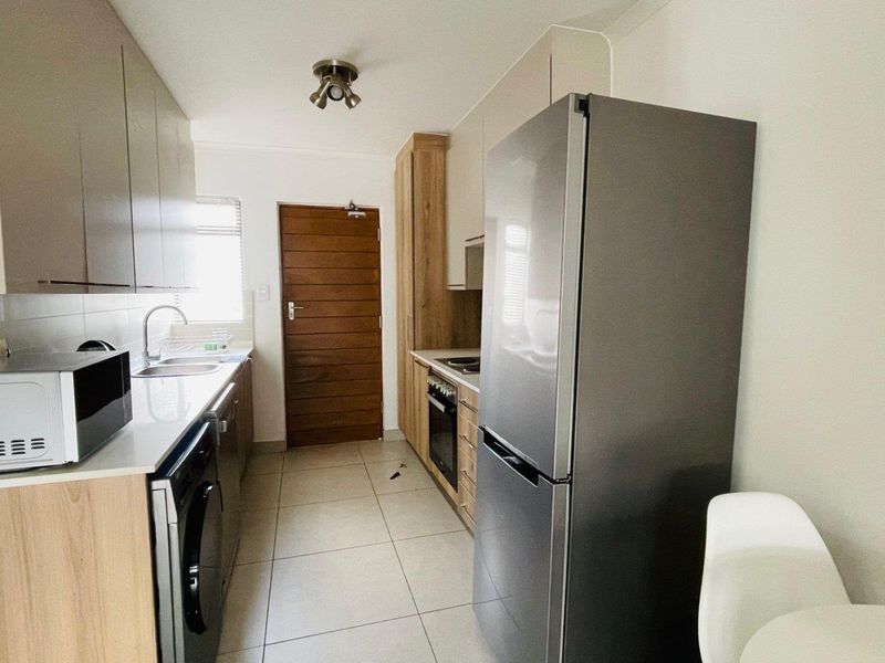 Gorgeous top floor Apartment with enclosed patio - Photo 3