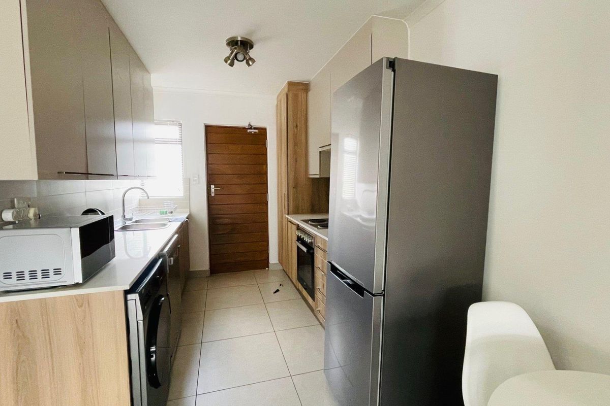 Gorgeous top floor Apartment with enclosed patio - Photo 3