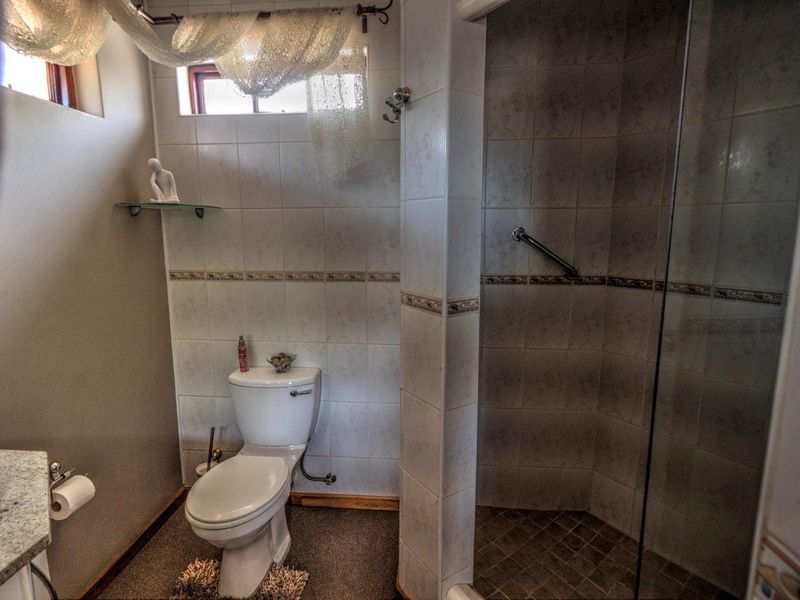 Charming Family Home in a Secure Estate - Photo 7