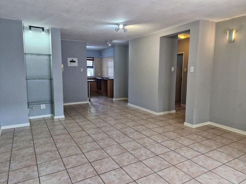 Two Bedroom Apartment in secure complex - Photo 2