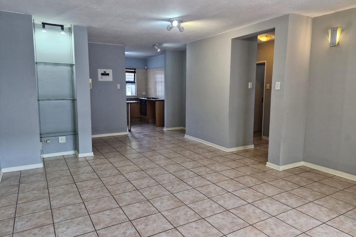 Two Bedroom Apartment in secure complex - Photo 2