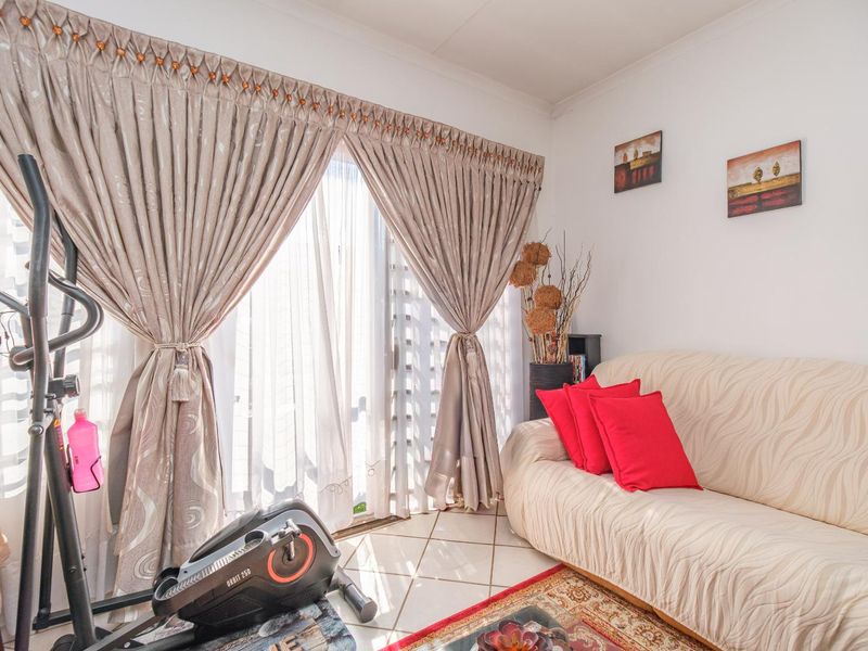 1 Bedroom Unit, set on the first floor in Great Condition. - Photo 9