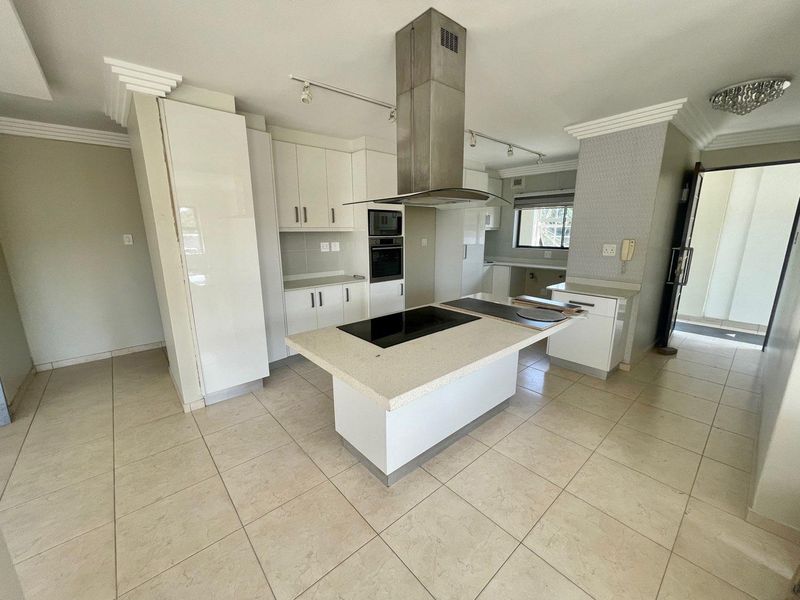 Hendra - Spacious 3-Bedroom Apartment with Sea Views in Umhlanga - Photo 3