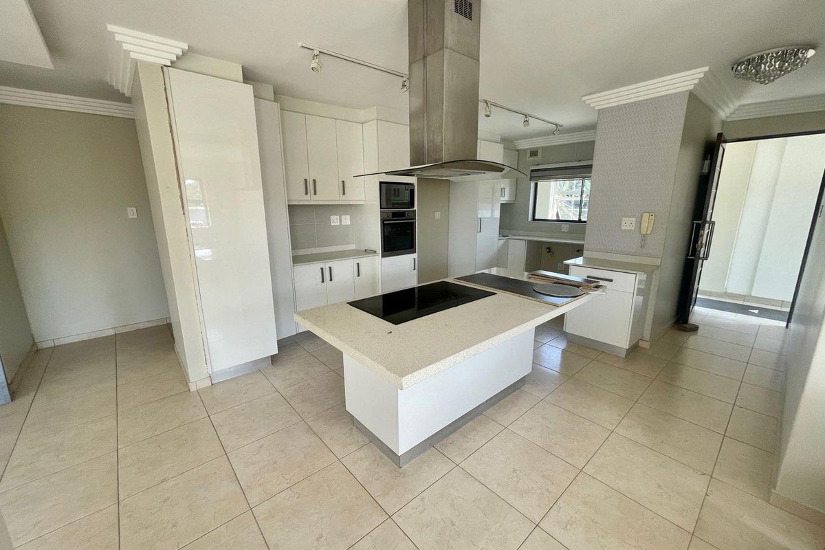 Hendra - Spacious 3-Bedroom Apartment with Sea Views in Umhlanga - Photo 3