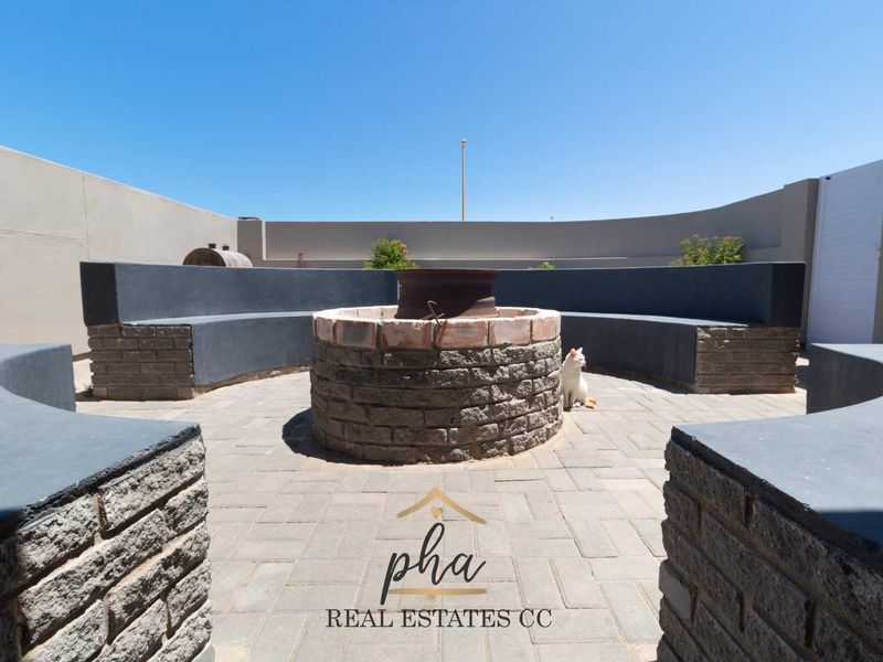 4 Bedroom House For Sale in Henties Bay, Extension 10 - Photo 2