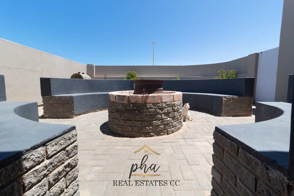 4 Bedroom House For Sale in Henties Bay, Extension 10 - Photo 2