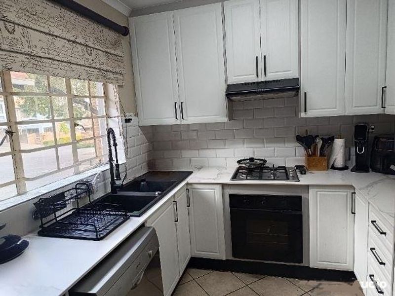 RASLOUW TOWNHOUSE  -  3 LIVING AREAS - 2 BED - 2 BATH  & 2 GARAGES - Photo 3