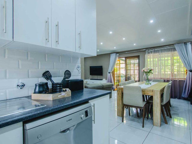 Modern, 2 Bedroom, 2 Bathroom - Photo 5