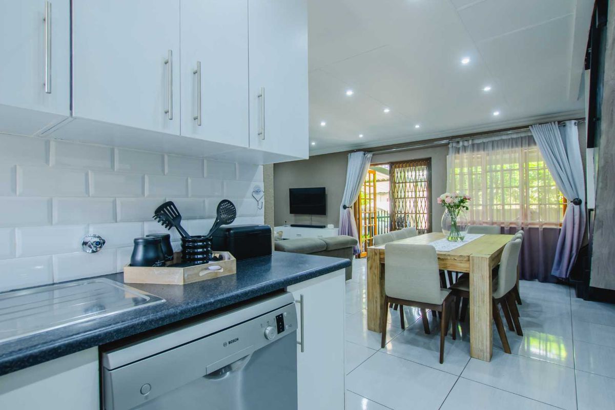 Modern, 2 Bedroom, 2 Bathroom - Photo 5