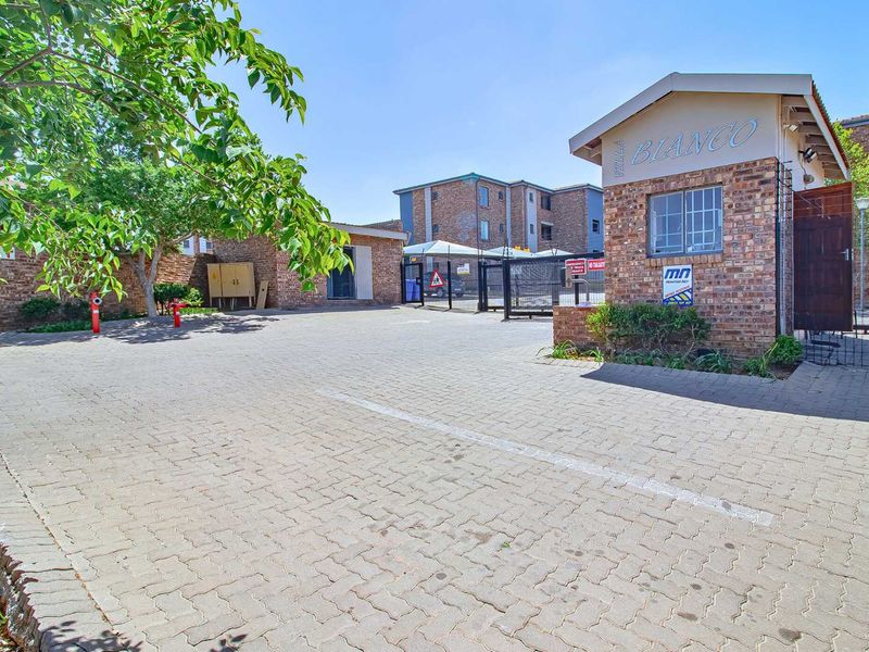 Modern 2 bedroom starter apartment in Rooihuiskraal north - Photo 2