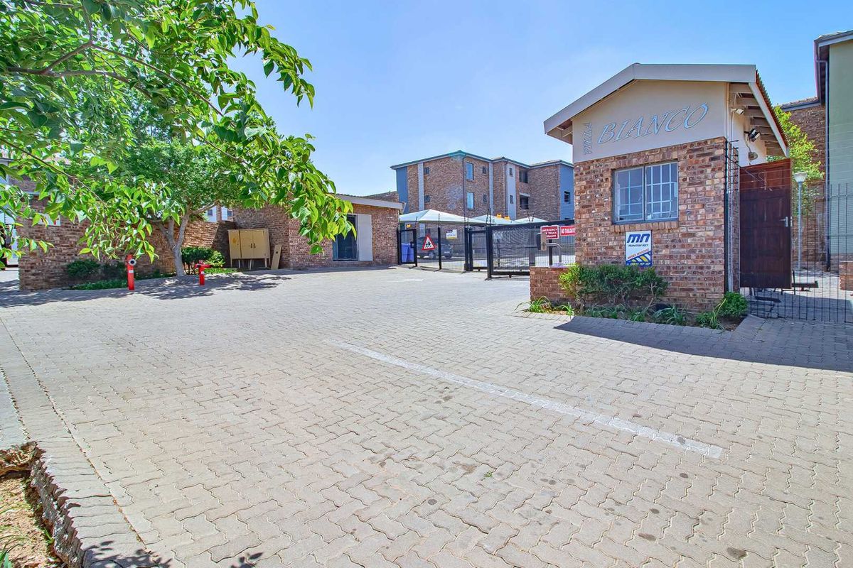 Modern 2 bedroom starter apartment in Rooihuiskraal north - Photo 2