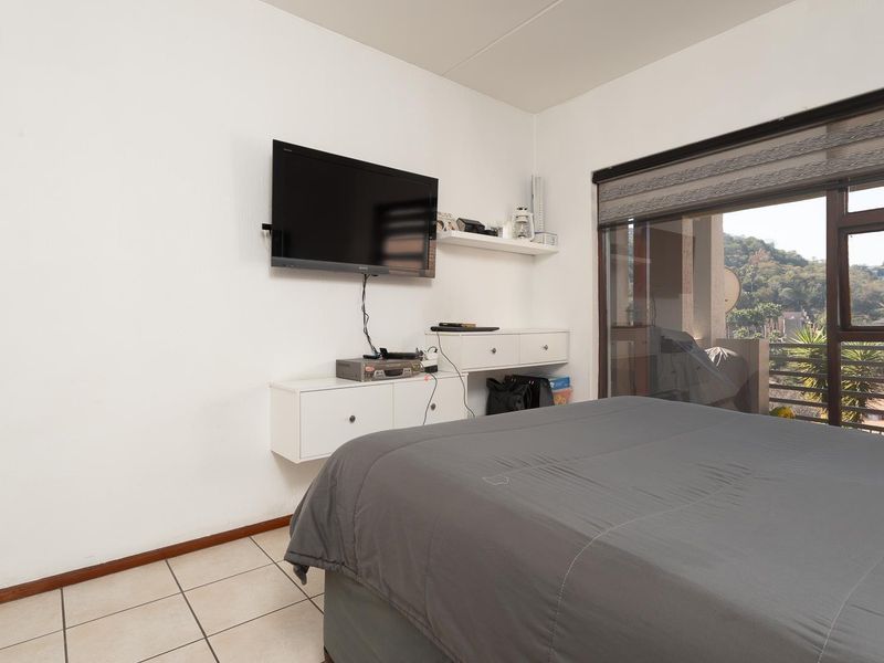 Modern Living with Golf Course Views - Photo 9