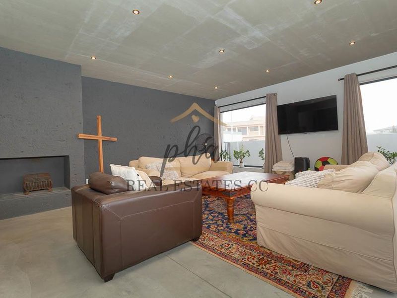 Triple-Storey Masterpiece - Photo 10
