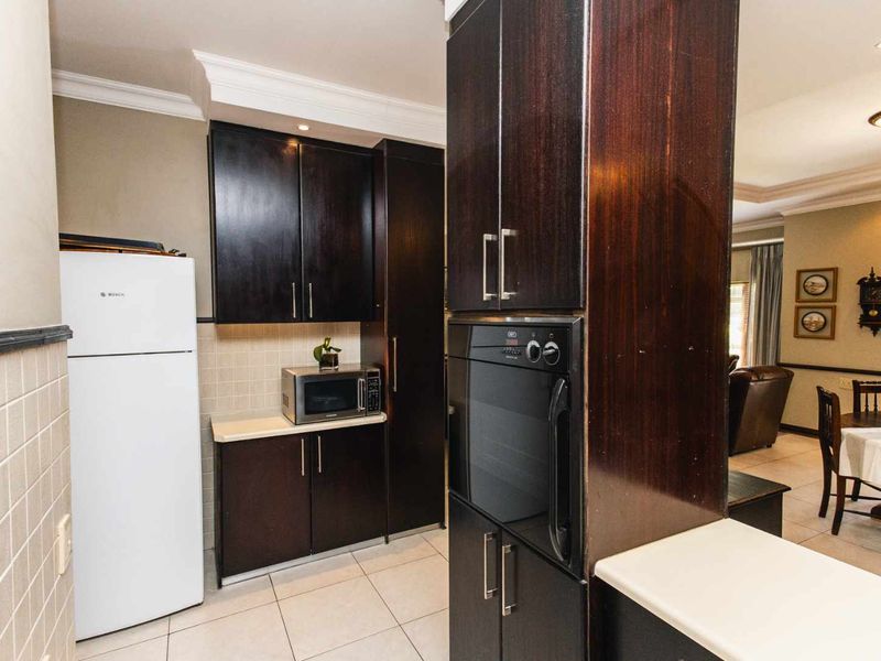 Beautiful upmarket home in exclusive retirement village in the North - Photo 8