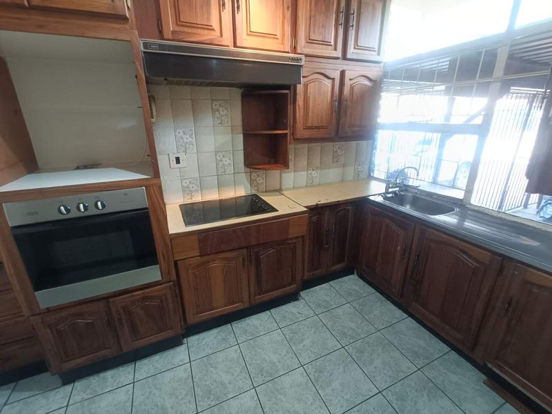 Spacious Duplex For Sale in Clubview. - Photo 3