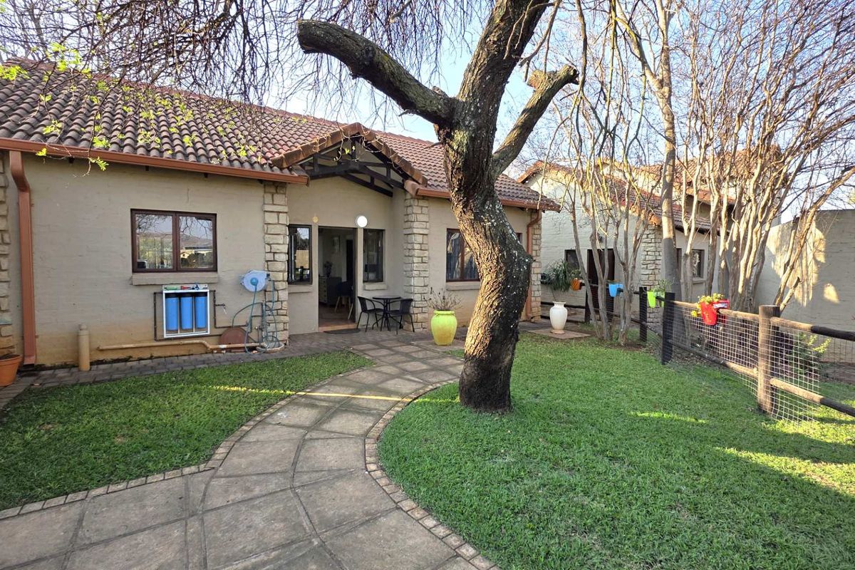2  Bedroom Townhouse in The Coves Estate - Photo 3